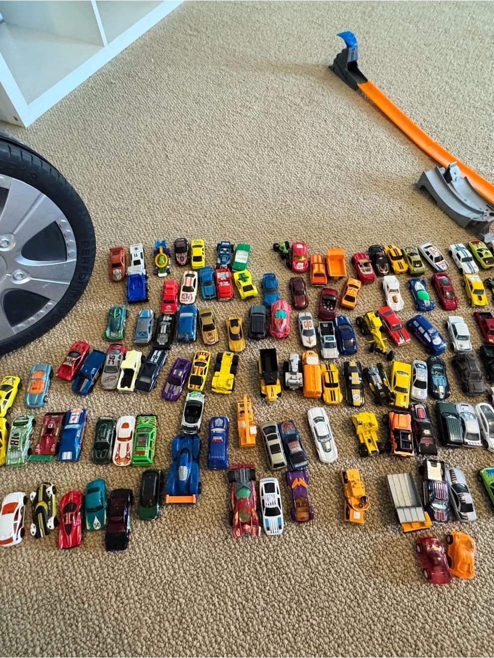 Hot Wheels lot  122 cars, case, car wash and track